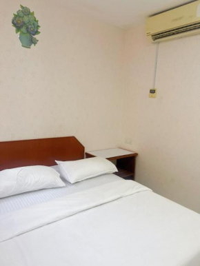 Queen room with private bathroom
